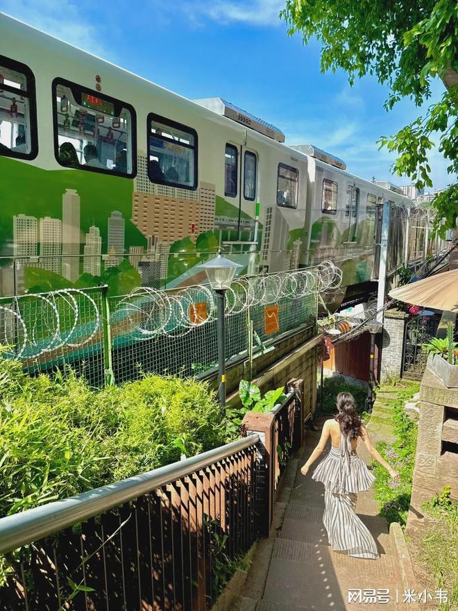 磁器口古镇什么时候去人比较少？有什么特色小吃？