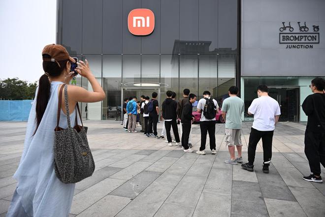 小米17系列火热开售 全国多地门店再现排队盛况